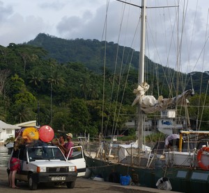 Déchargement à Huahine